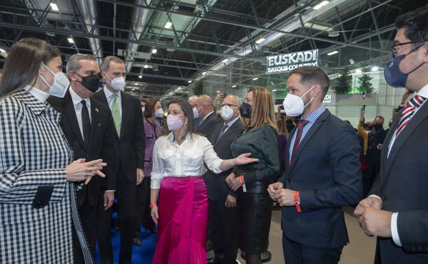 Los reyes visitan el expositor de Canarias en Fitur para solidarizarse con La Palma
