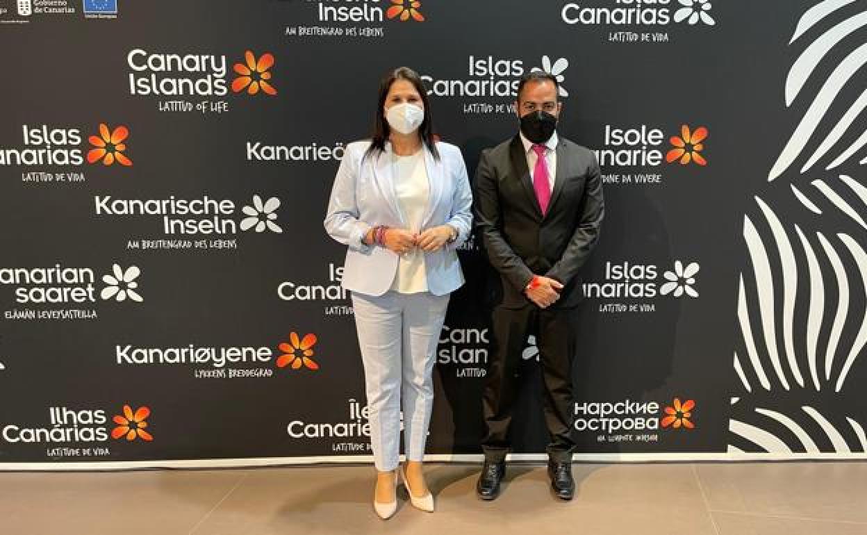 Esther Hernández, alcaldesa de Tuineje, en el stand de Canarias de la feria. 