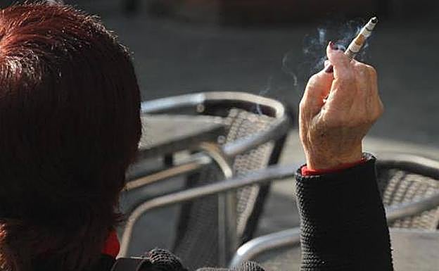 Neumólogos: «Fumar en las terrazas esparce covid hasta 8 metros de distancia»