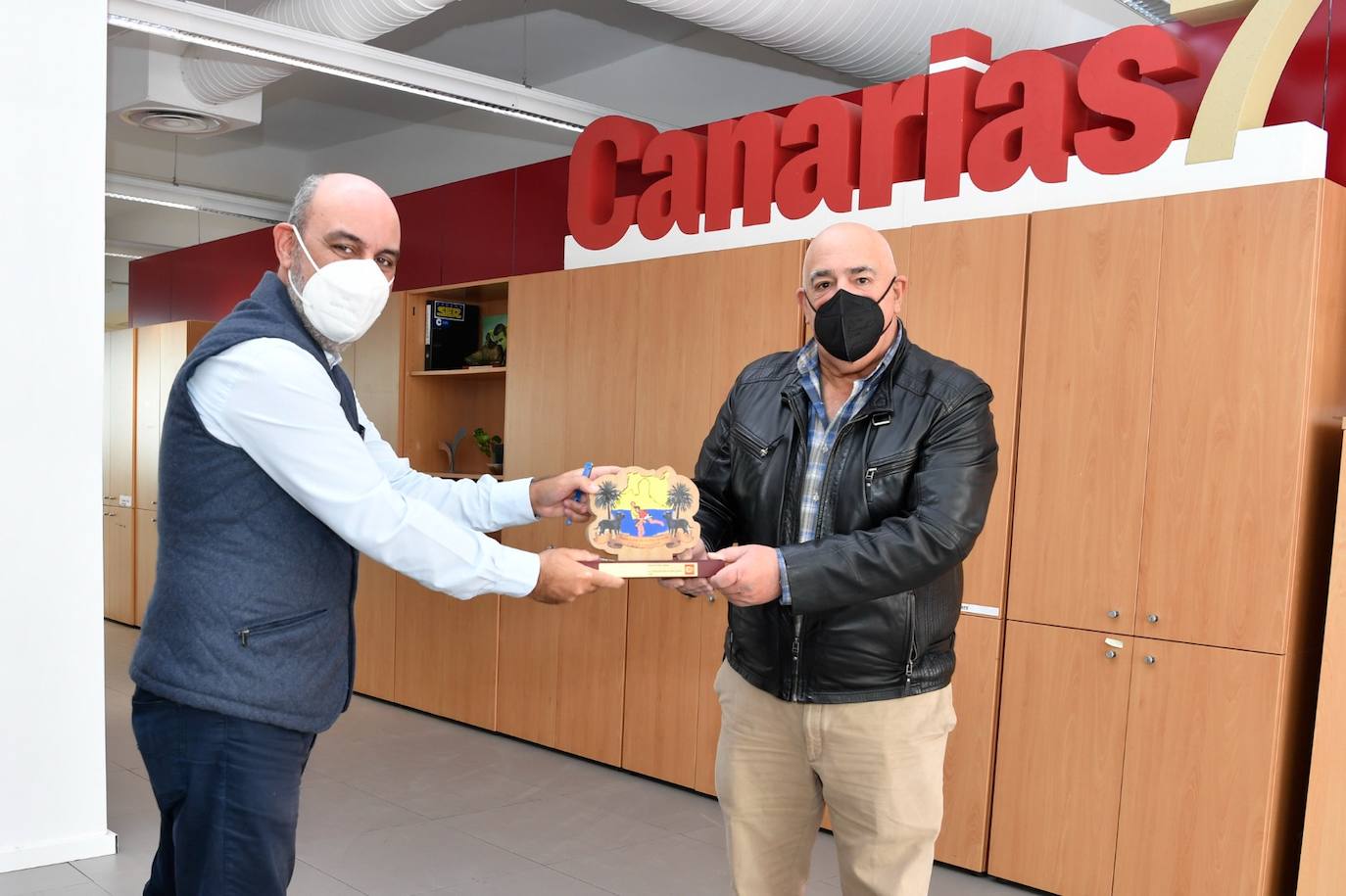 El presidente de la Federación Insular de Gran Canaria de Lucha Canaria, Enrique Rodríguez, entregó una distinción al director de CANARIAS7, Francisco Suárez, por la difusión de información de lucha canaria.