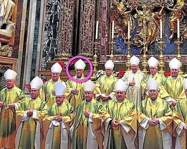 El obispo de Tenerife, Bernardo Álvarez (en el círculo), este miércoles en el Vaticano con otros prelados españoles. 