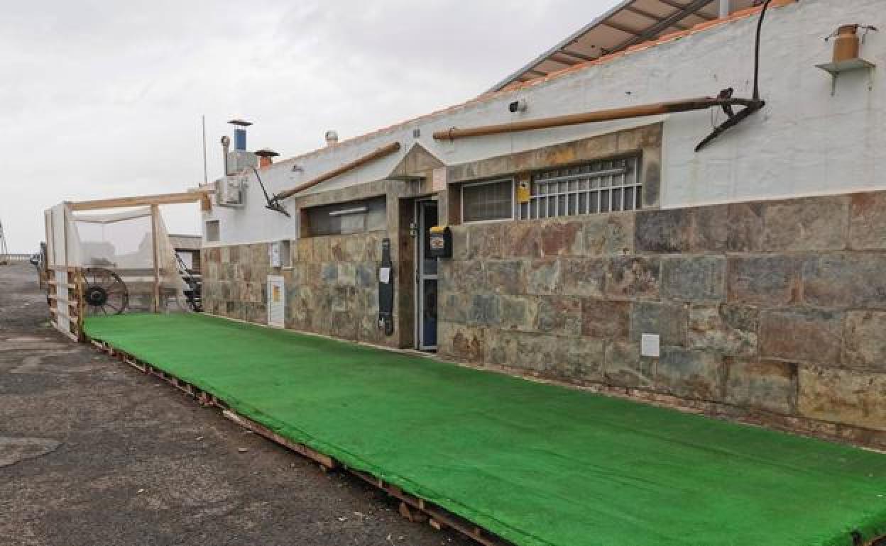 Terraza casi desmontada de un restaurante de la playa de Arinaga. 