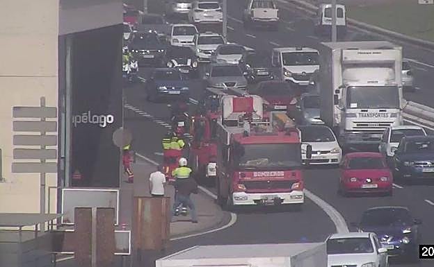El viento arranca varias planchas de metal de un edifico en Vegueta