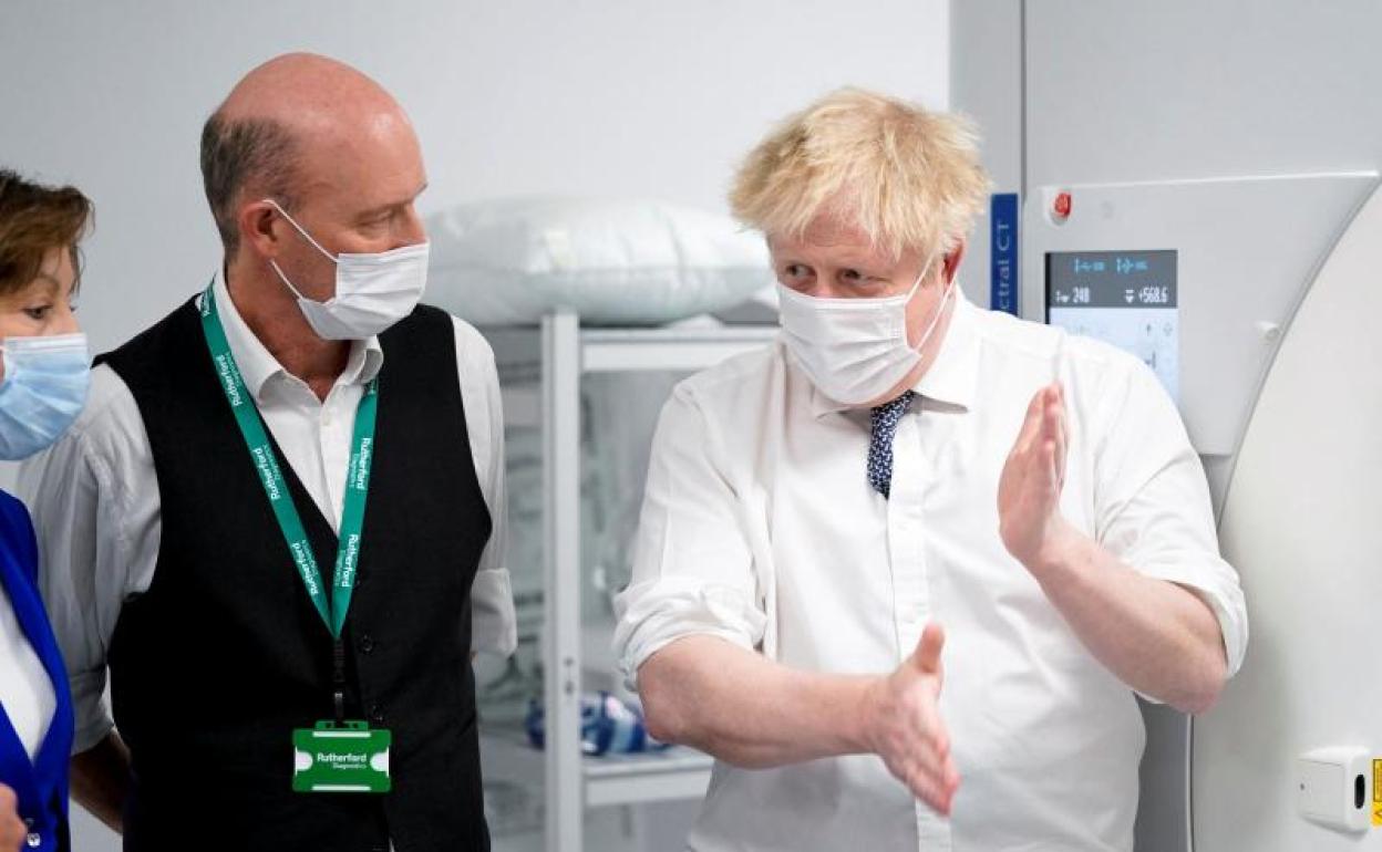 Boris Johnson, en su visita al Centro de Diagnostico Rutherford.