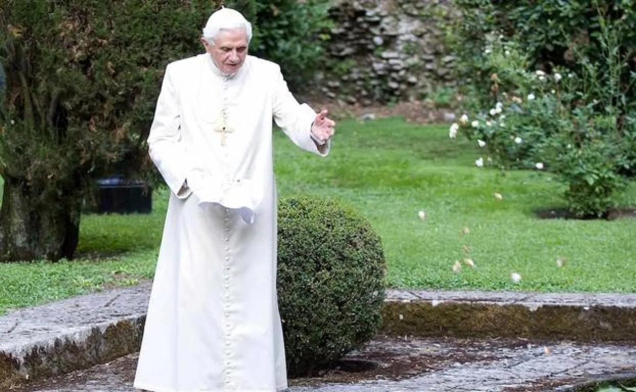 Benedicto XVI en los jardines de Castel Gandolfo.