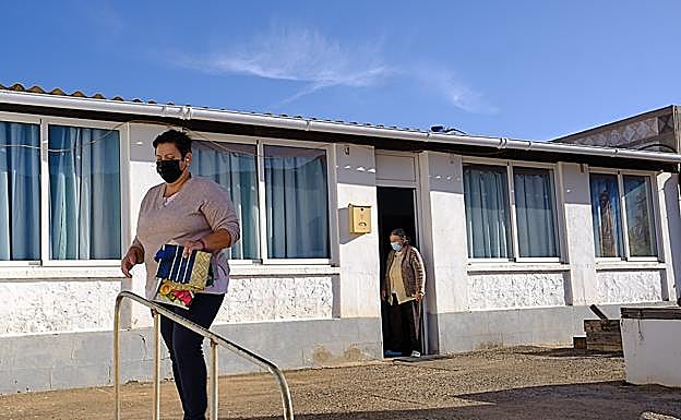 Cecilia, de 72 años, acaba de entregar la nota de compra a Reyes. del programa de Atencion a Domicilio. 