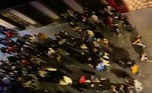 Desalojo en la calle La Pelota de la capital grancanaria en su primera noche en nivel 4