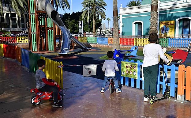  Los niños no pudieron acceder a los parques infantiles, que amanecieron cerrados. 