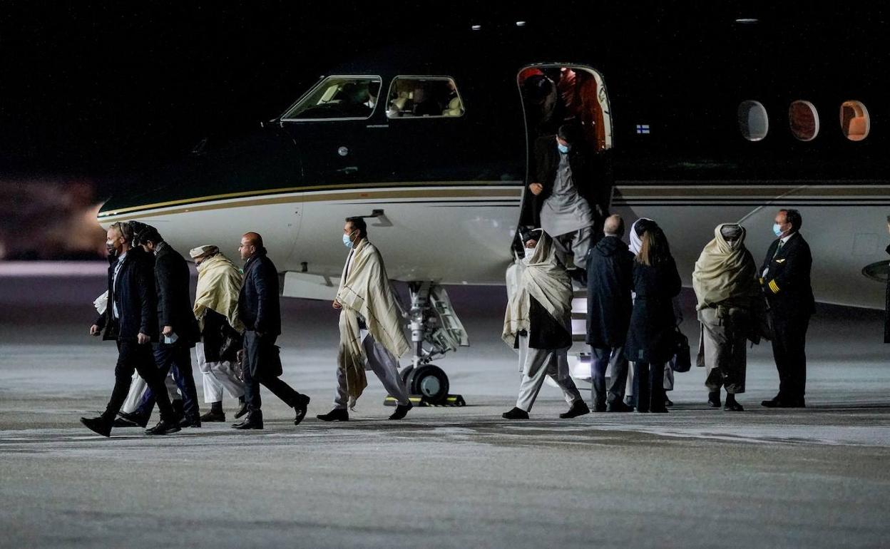 Delegación talibán llegando a Oslo.