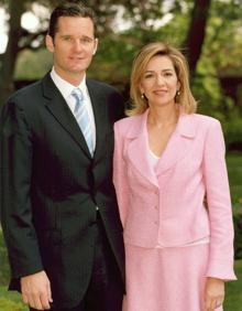 Imagen secundaria 2 - Arriba, la felicitación navideña de 2005 de los duques de Palma. Abajo, el día de su enlace, con don Juan Carlos observando, y una de las fotografías oficiales de la pareja. 
