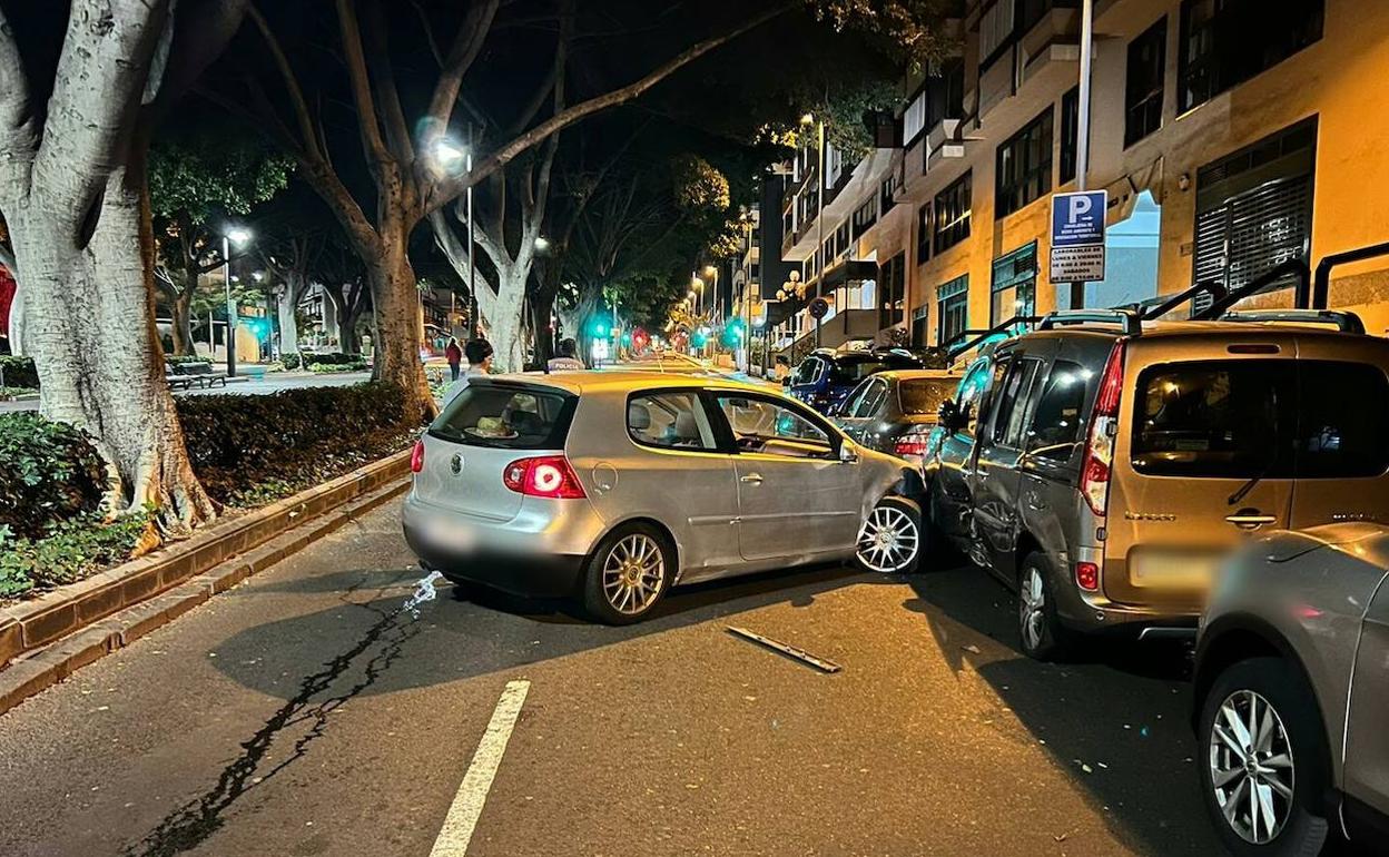 Conduce borracho y choca contra varios coches en la capital tinerfeña
