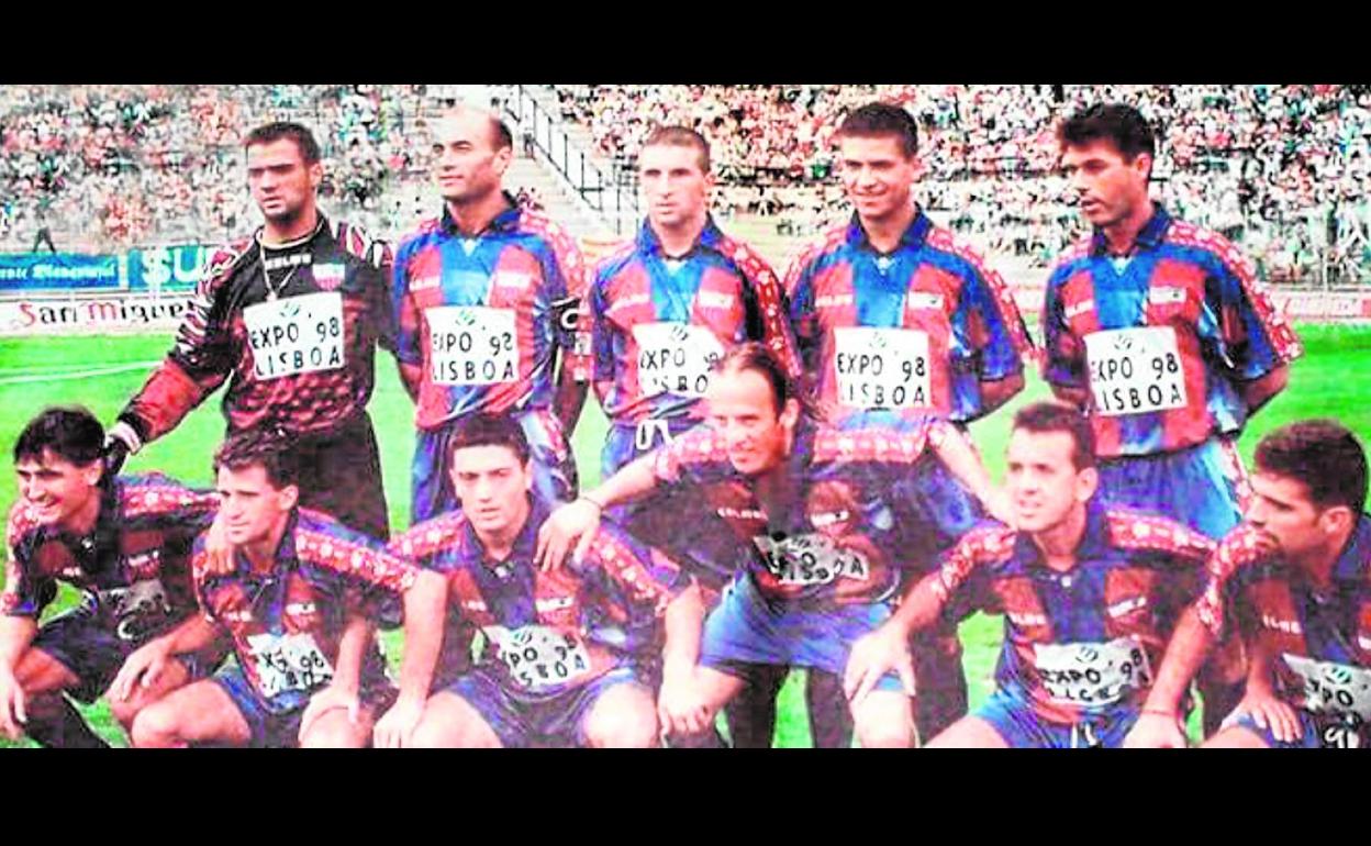 Once del Extremadura de 1996 con Pimienta (agachado y tercero por la izquierda) y Juanito, último de la fila inferior. 