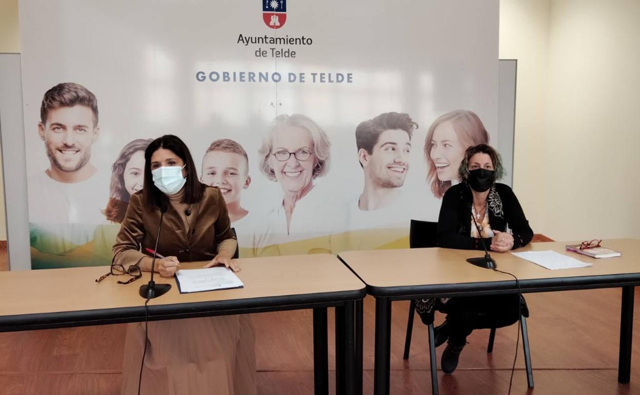 La alcaldesa, Carmen Hernández, y la exedil, Auri Saavedra, durante la rueda de prensa de dimisión de la exconcejala. 