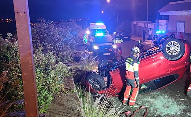 Imagen principal - Herido tras volcar con su vehículo en Tenoya