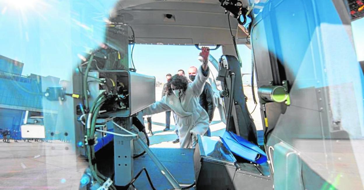 La ministra de Hacienda, María Jesús Montero, en la prueba de un helicóptero fabricado por Airbus. 