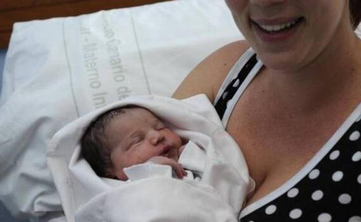 Un bebé y su madre. 