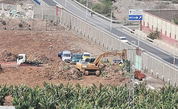 Preparativos en los terrenos de El Pajar que acogerán la desaladora del Salto de Chira. 