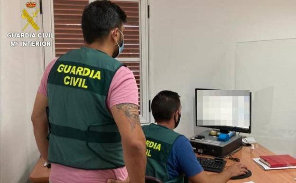 Imagen de archivo de agentes de la Guardia Civil dedicados a la investigación de delitos telemáticos. 