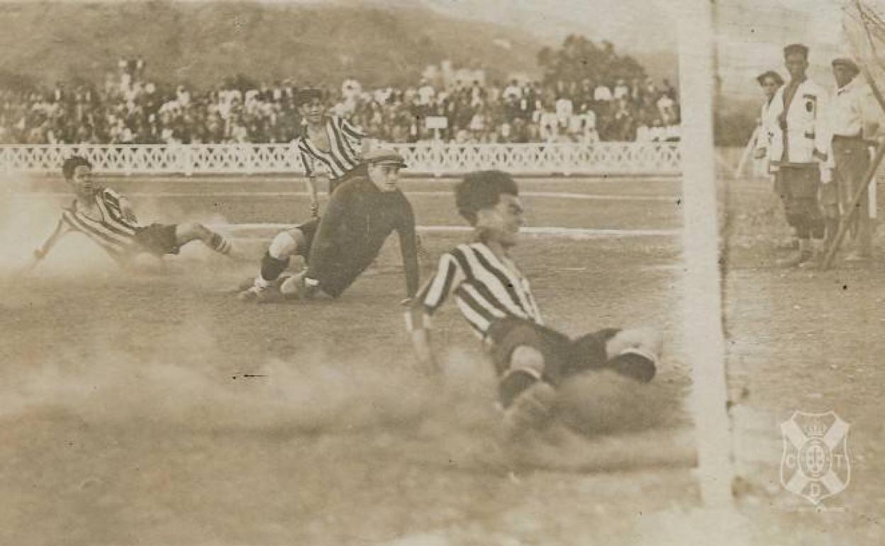 El Foro «Ángel Arocha» celebra en el RC Victoria una sesión sobre los primeros encuentros del CD Tenerife en Gran Canaria