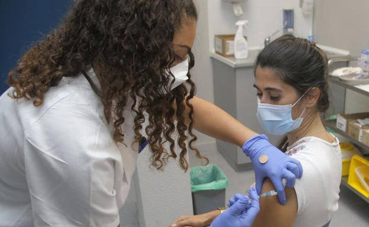 Las personas de entre 18 y 39 años ya pueden recibir la dosis de refuerzo