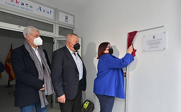 Alpidio Armas, Pedro Miguel Ángel Acosta y Manuela Armas (d), inauguraron ayer la obra que albergará la escuela infantil El Garabato Azul.