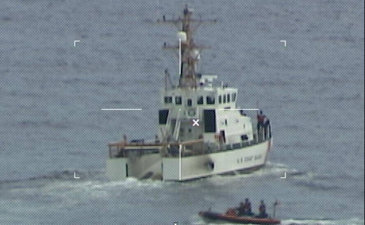 Embarcación de la Guardia Costera de EE UU buscando náufragos en Florida vista desde uno de los helicópteros de rescate.
