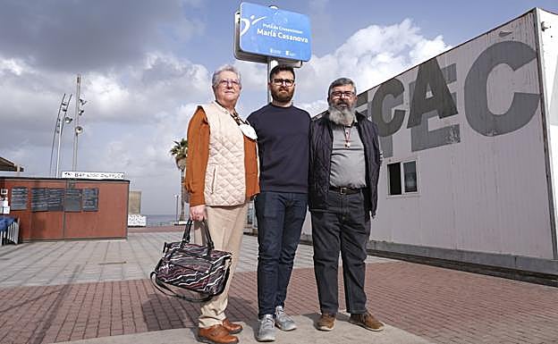 La madre de María Casanova, María Masjoan (i), su hermano Josep (c) y su padre, José Casanova, ayer, en la cancha que lleva el nombre de la joven. 