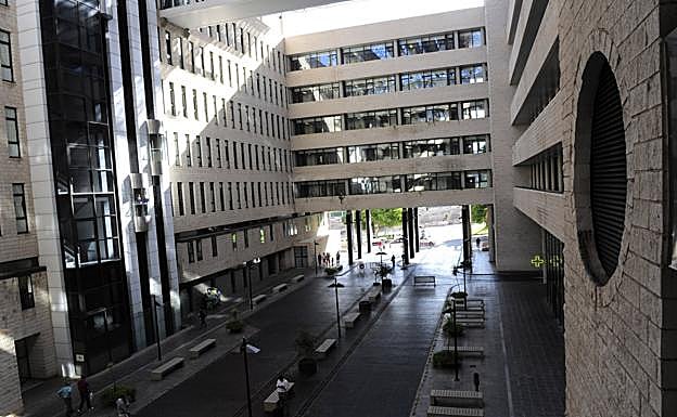 La orden de trasladar a mayores con alta que viven en los hospitales canarios, atascada en Hacienda 