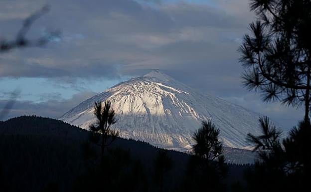 magen del pico de El Teide, en la isla de Tenerife, tras las nevadas de las últimas horas. 