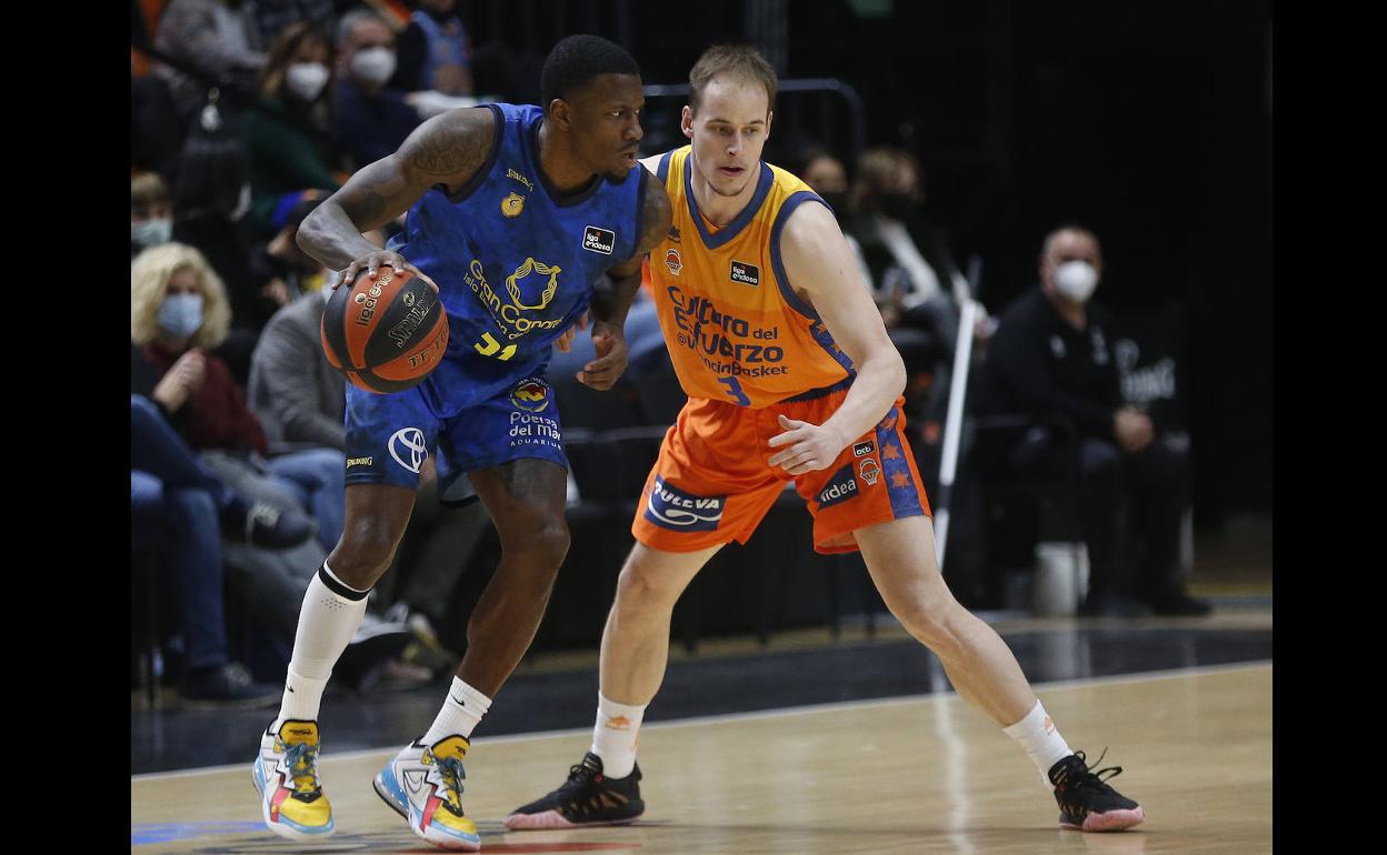 Ennis, con balón, vigilado muy de cerca por Prepelic en una acción del partido. 