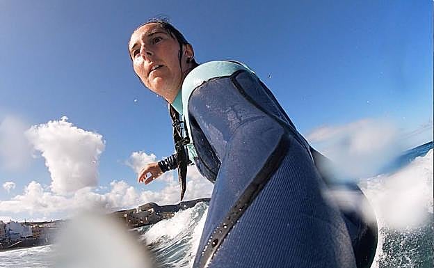 Maria Casanova practicando surf en Las Canteras. 