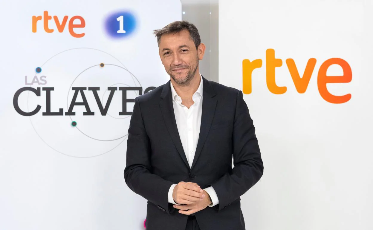 El periodista Javier Ruiz, durante la presentación de 'Las claves del siglo XXI', que hoy emite su segundo programa en TVE.