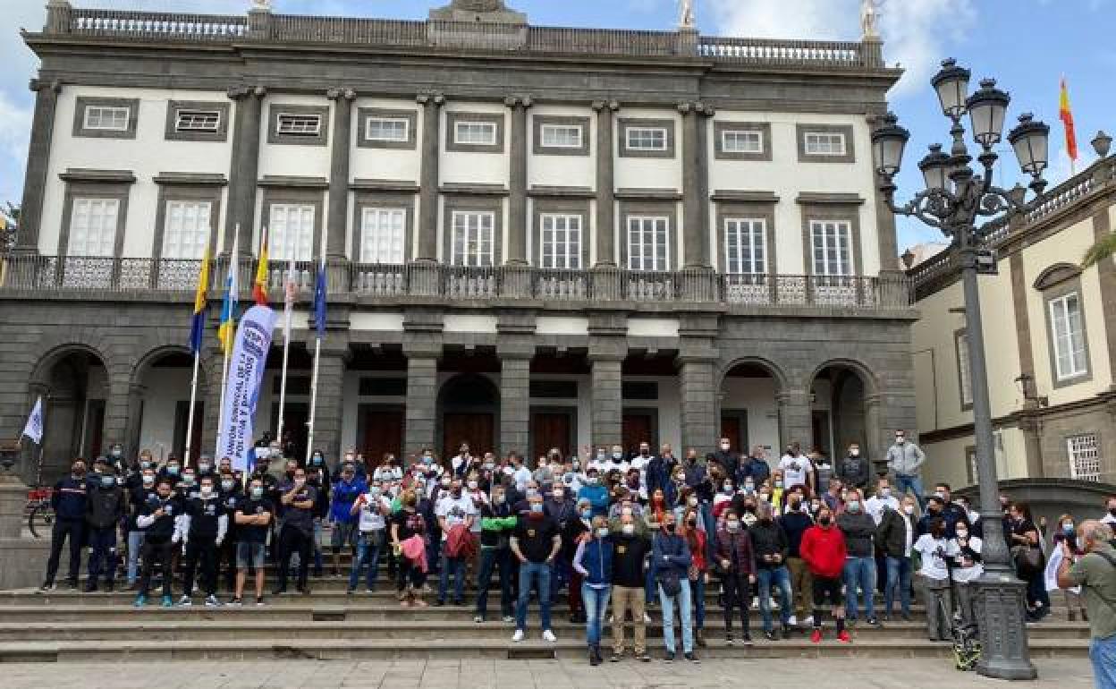 Protesta de empleados municipales, policías y bomberos en la plaza de Santa Ana. 