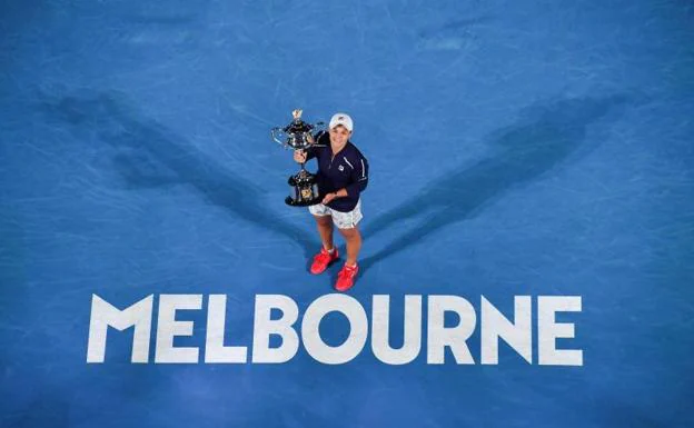 Ashleigh Barty, con el trofeo de campeona del Open de Australia. 