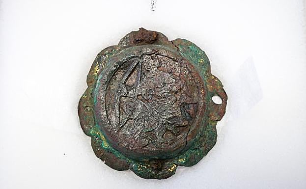 El pinjante, de cobre con pan de oro, que se confudió con un platillo. 