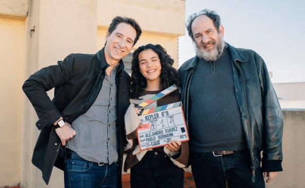El director Alejandro Suárez Lozano junto a Daniela Pezzoti y Karra Elejalde.