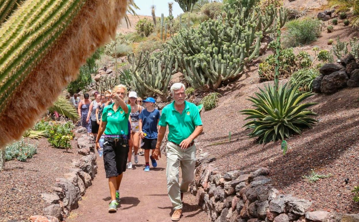 Stephan Scholz, durante una visita guiada al jardín botánico del Oasis Wildlife, en La Lajita. 
