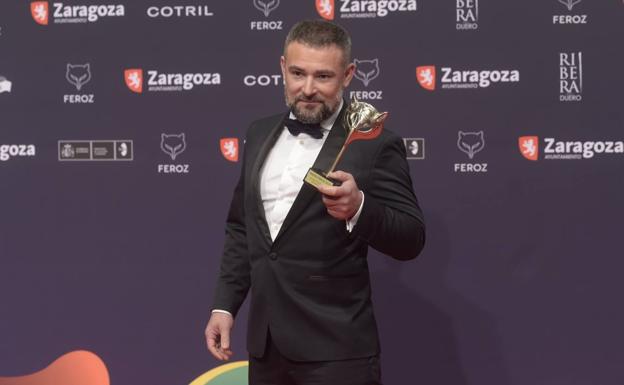 Urko Olazabal con el Premio Feroz a mejor actor de reparto por 'Maixabel'.