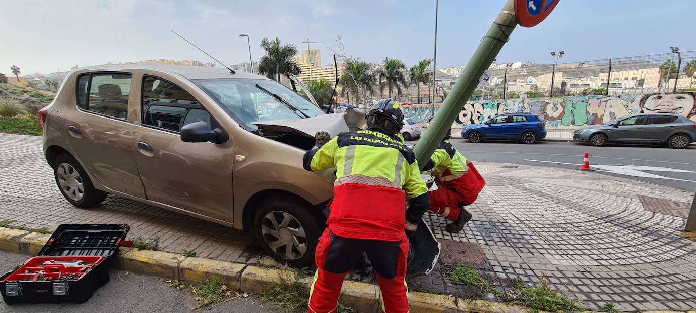 Así quedó el vehículo tras el impacto con la farola. 