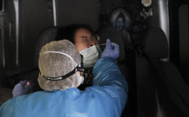 Imagen de archivo de una sanitaria tomando una muestra para una PCR en el Gran Canaria Arena. 