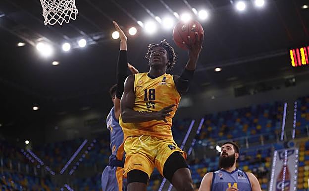 Khalifa Diop anota tras superar a Rivero y Dubljevic. 