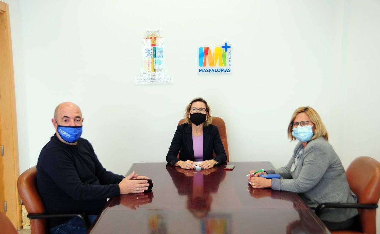 La alcaldesa, en el centro, durante su reunión con el presidente de la FEHT, José María Mañaricua, y la edil de Festejos, Francisca Quintana. 