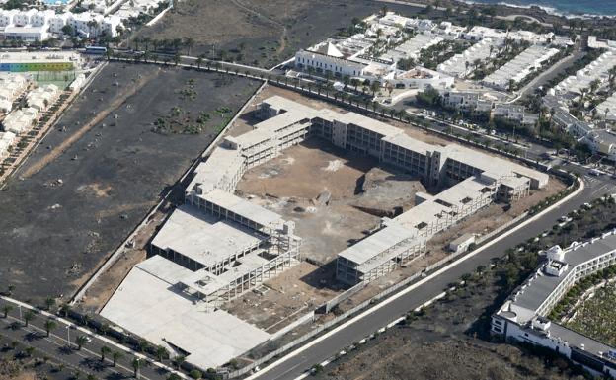 Esqueleto urbanístico en Costa Teguise. 