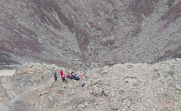 Rescate de la senderista herida tras caer en el crácter del volcán. 