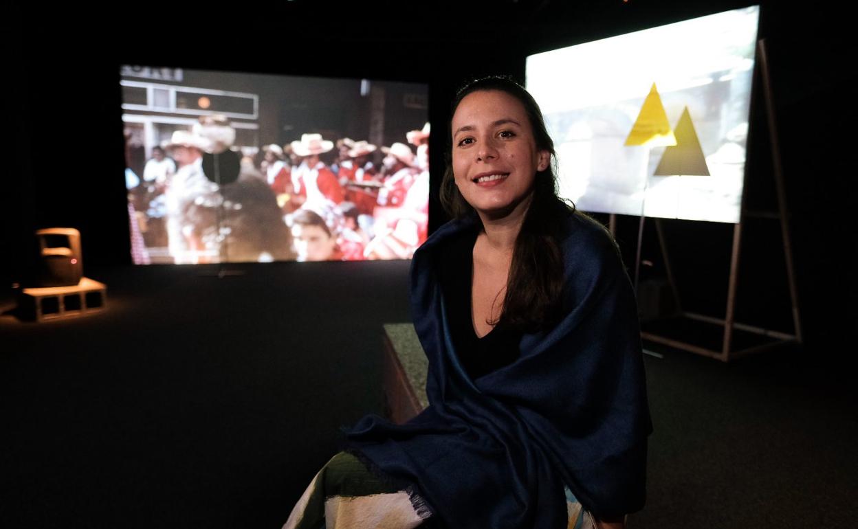 La arquitecta y fotógrafa María Rodríguez en el interior de la sala del CCA en la que exhibe la muestra 'Escenarios'. 