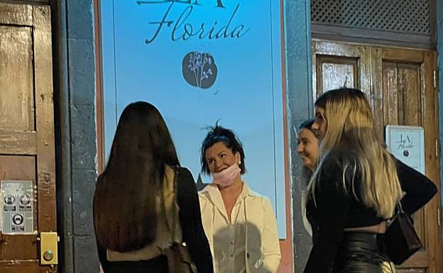 Palacios, en el centro y de blanco, en la puerta de su pub. 