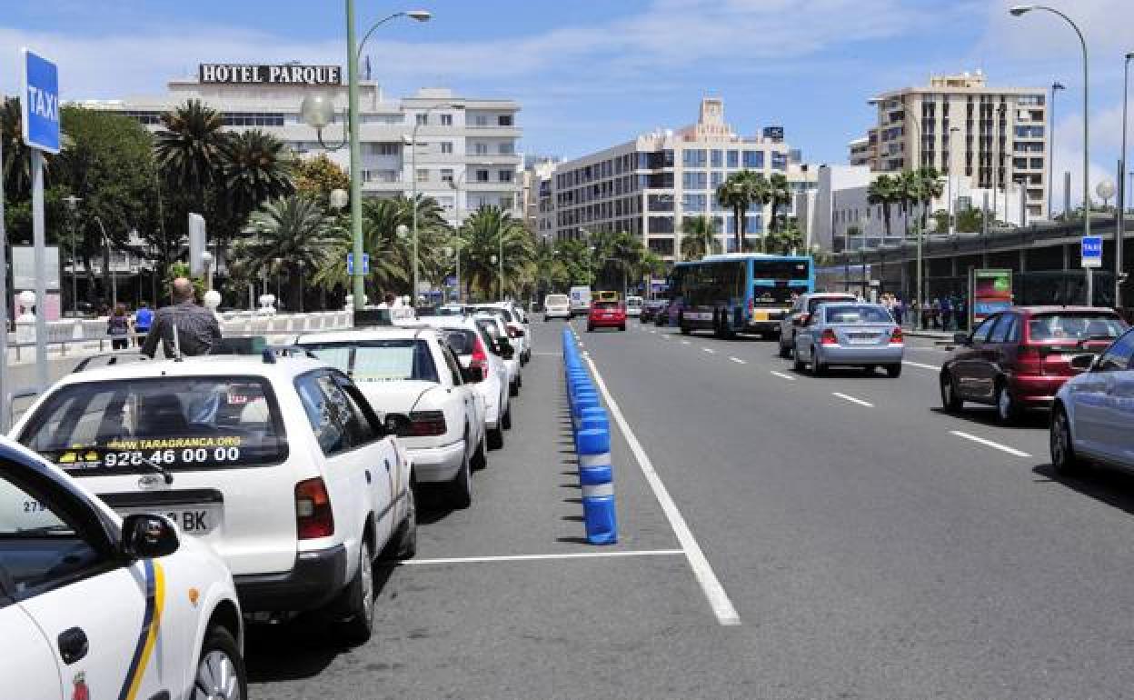 Colas en la parada de taxis de San Telmo. 