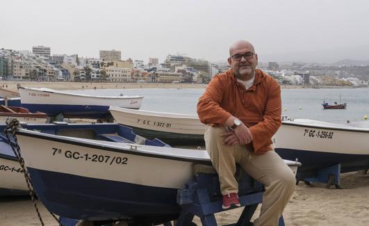 El novelista Alexis Ravelo, en Las Canteras. 