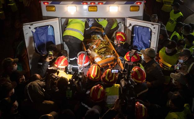 Los equipos de rescate introducen la camilla con el cuerpo del pequeño Rayan en una ambulancia. 