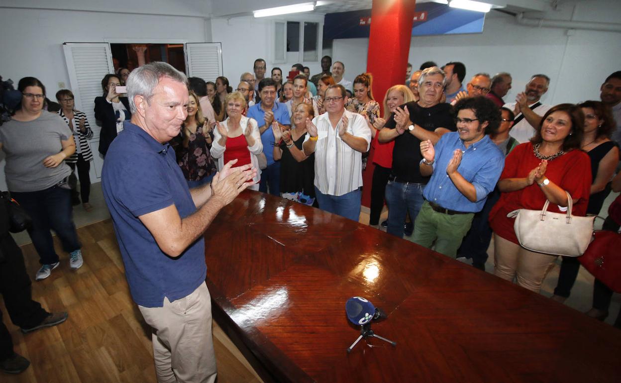 Sebastián Franquis saluda durante su elección como secretario insular en 2017. 